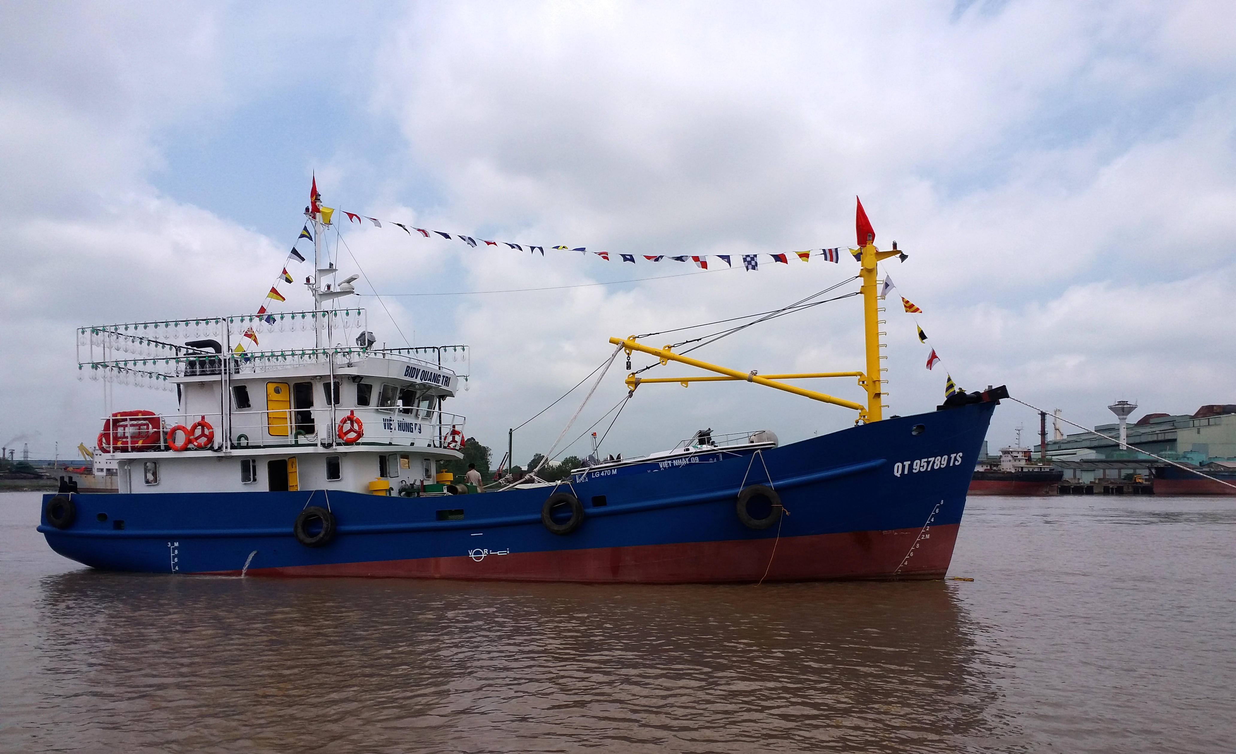Tách bến bàn giao tàu đánh cá vỏ thép nghề Vây mạn - Việt Hùng 09